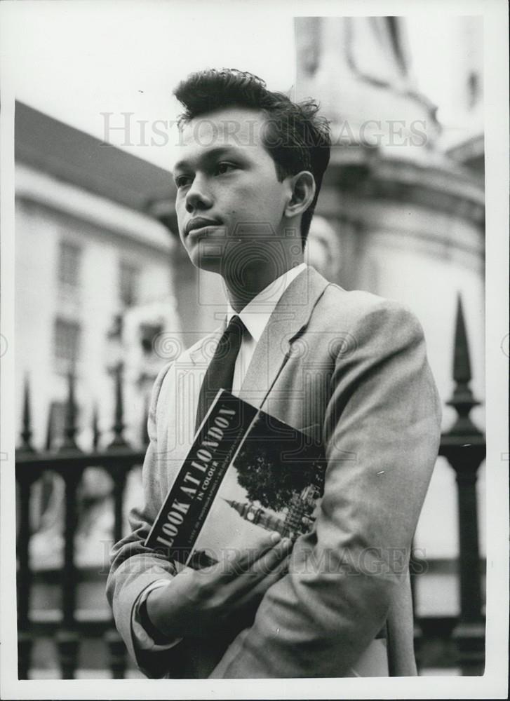 1959 Press Photo Oratory Competitor Paul Rodriguez Arriving In London - Historic Images