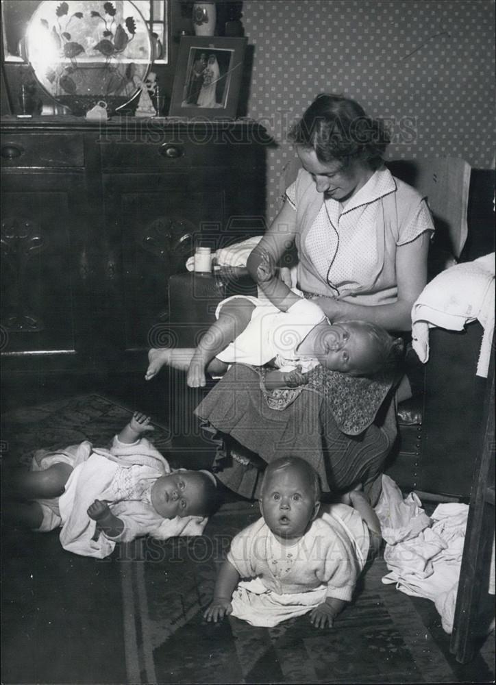 Press Photo Before bed nappy changing time for 17 year old Hannah Attridge. - Historic Images