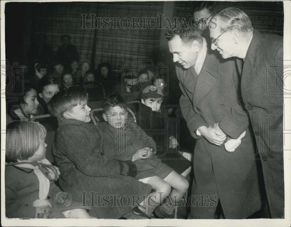 Press Photo Culture Ministries of Soviet Union Visits London Housing Estate - Historic Images