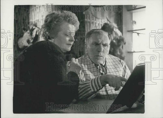 1959 Press Photo William Bendix & Elizabeth Montague Get Together on New Script - Historic Images