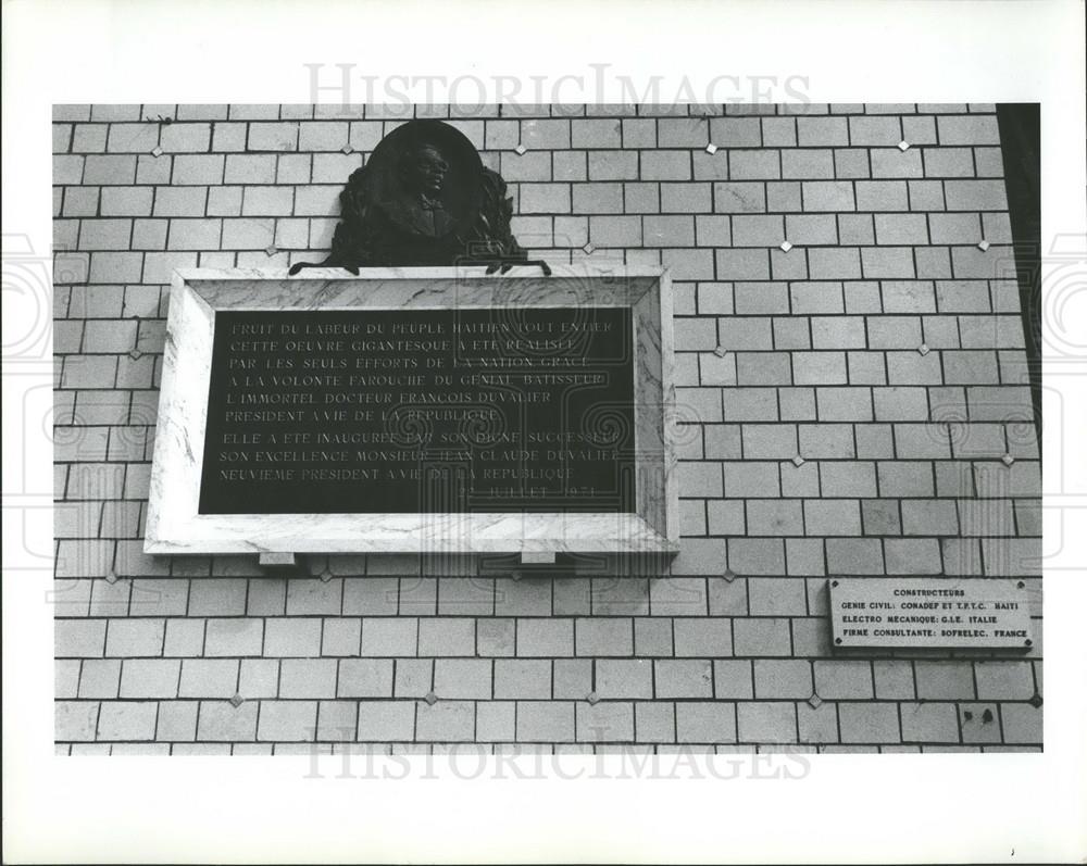 Press Photo Peligre Eledtrification Center memorial plaque - Historic Images