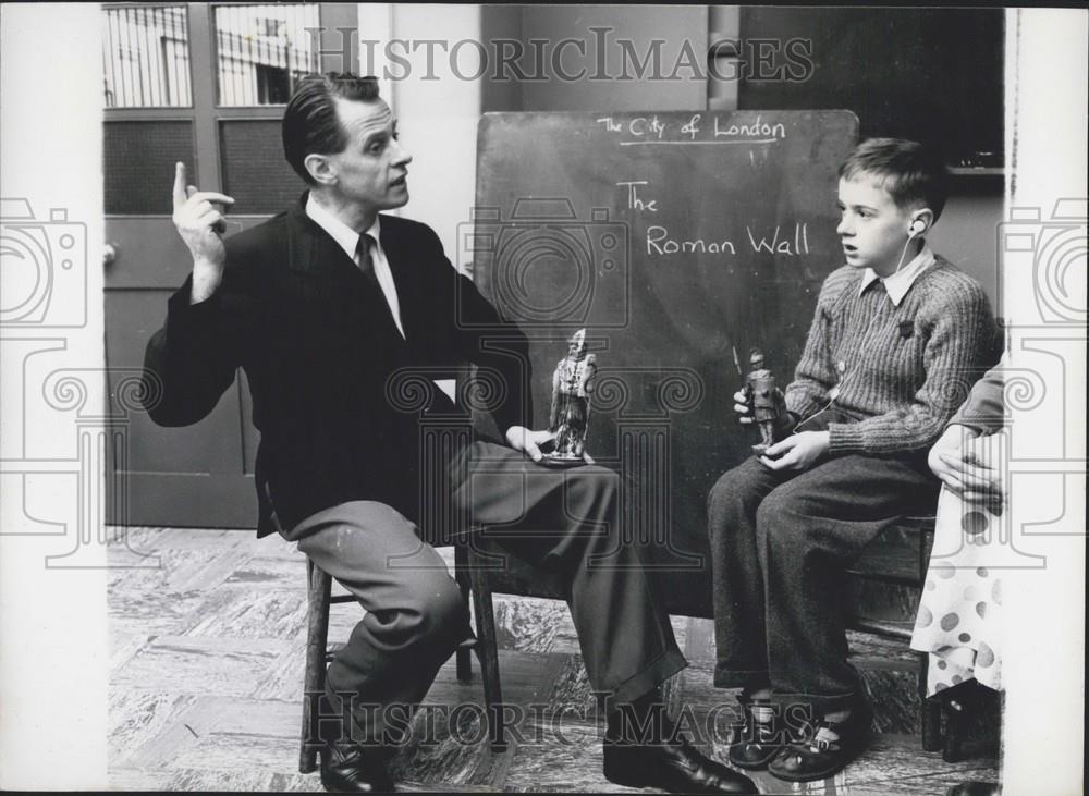 Press Photo Dennis Uttley  teaches deaf children - Historic Images