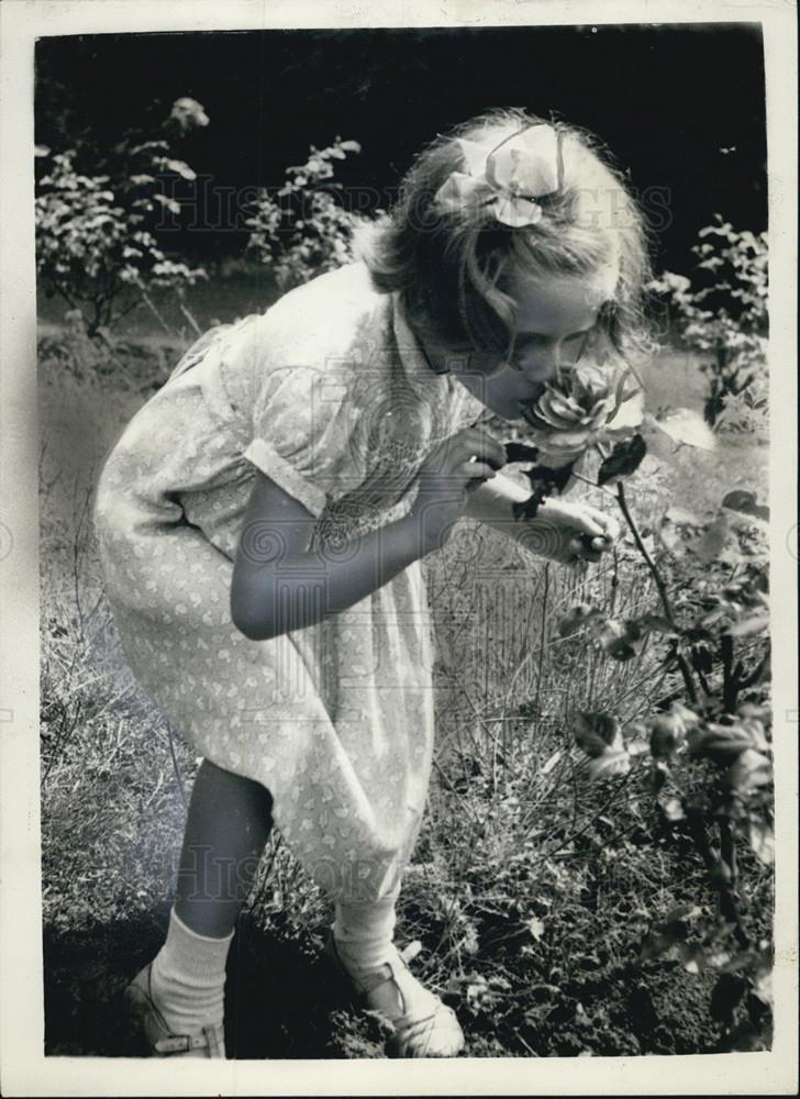 Press Photo Blind Children Enjoying Fragrant Rose Garden - Historic Images