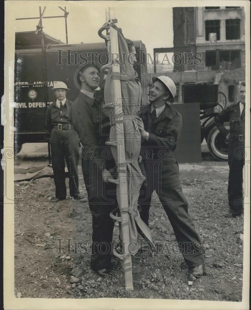 1957 Press Photo Stretcher Ladder, Gloster Aircraft Company - Historic Images