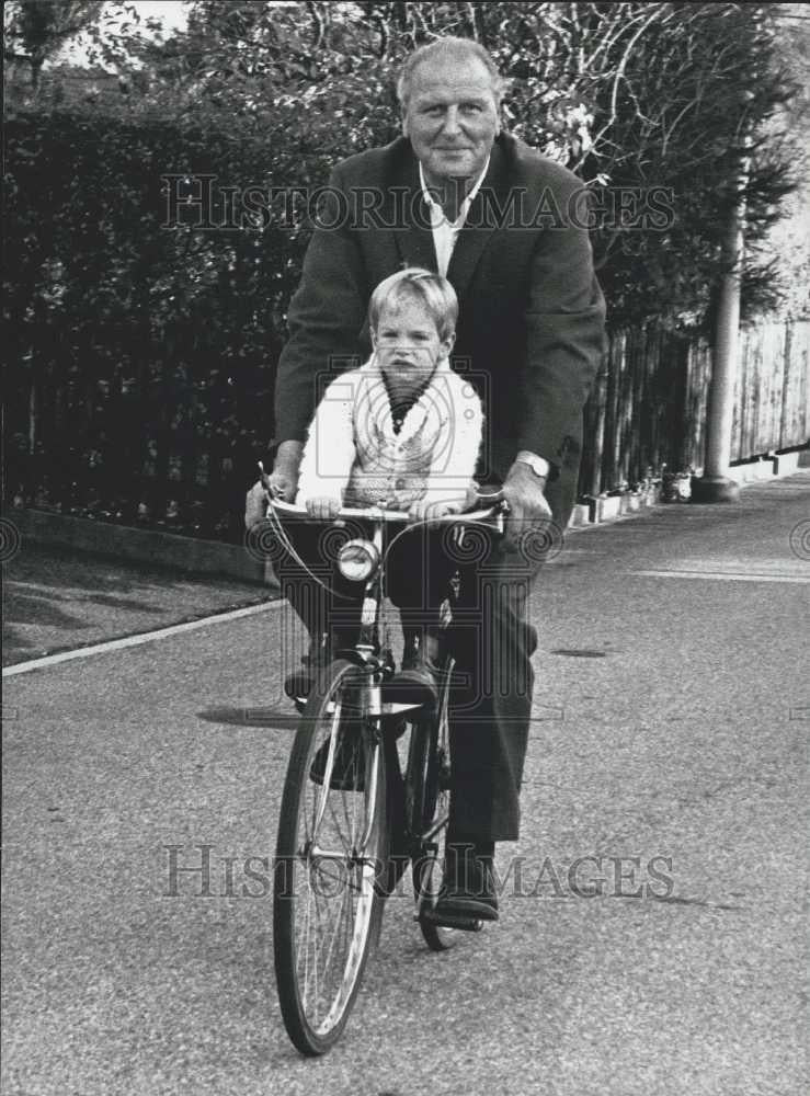 1977 Press Photo Swiss Energy Minister Willi Ritschard With Grandchild - Historic Images