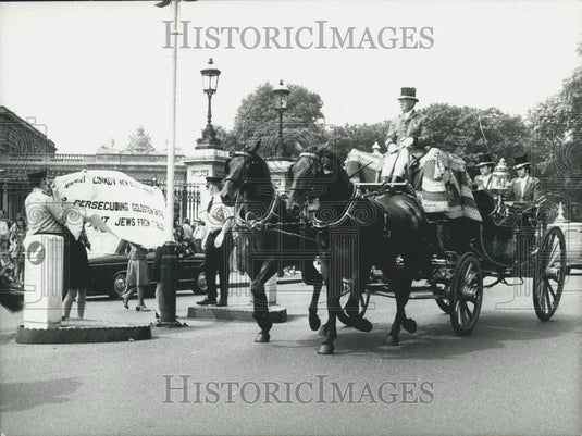 1973 Press Photo Demonstration as Soviet Ambassador goes to the Palace - Historic Images