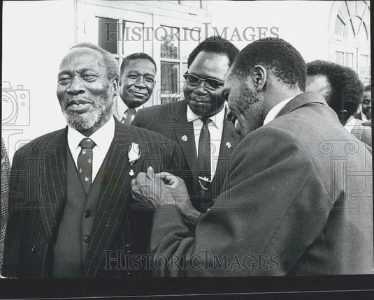 Press Photo Kipchoge Keino pins the Olympic pin on President Kenyatta's jacket - Historic Images