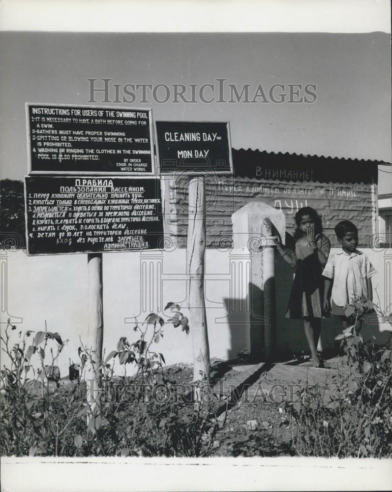 Press Photo Sign warns not to do laundry in swimming pool - Historic Images