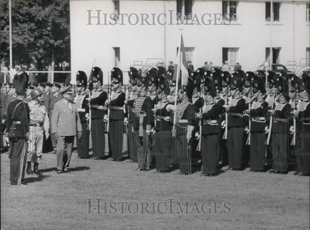1950 Press Photo Military Farewell Given to General Hans Speidel - Historic Images