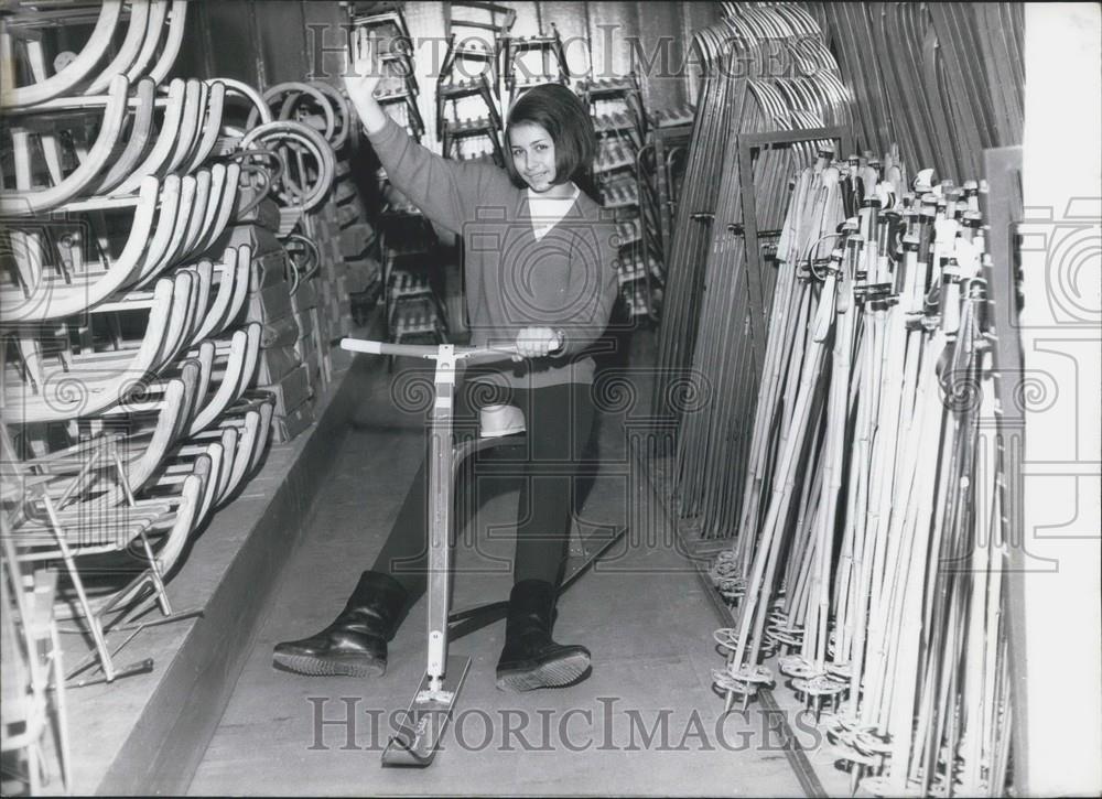 1965 Press Photo Susan With Ski-Bob And Other Skiing Tools - Historic Images