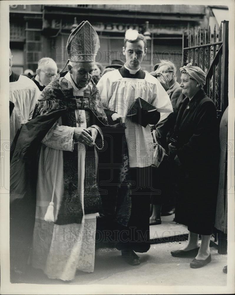 1953 Press Photo Korea Lord Bishop Arrives At The Church For Service In Lonfon - Historic Images