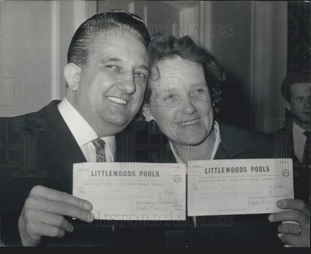 1968 Press Photo Littlewoods Treble Chance Football Pools Winners Hold Tickets - Historic Images