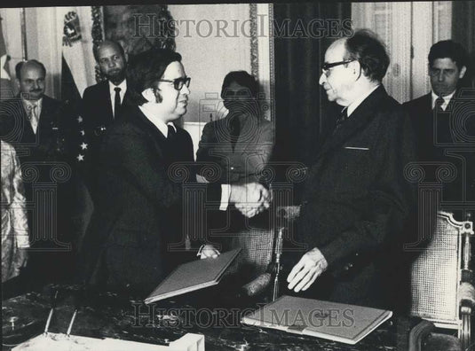 Press Photo Culse - Dr Hoa of Cuba &Venezuelan rep  Dr M Perez sign agreement - Historic Images