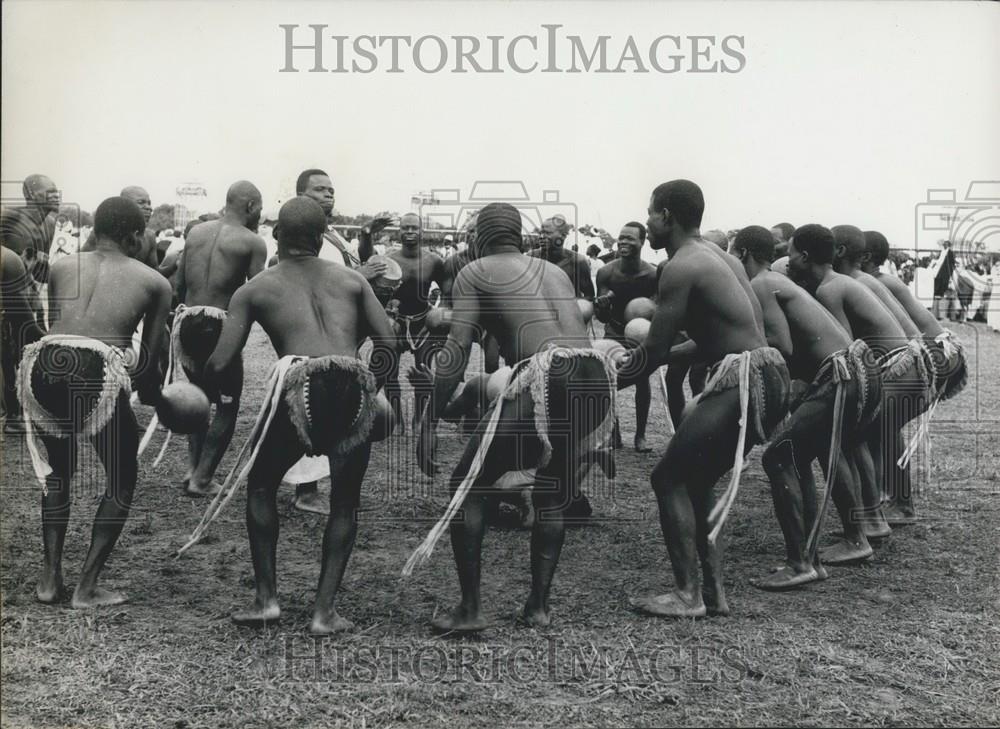 Press Photo Yoruba tribesmen doing tribal dance - Historic Images