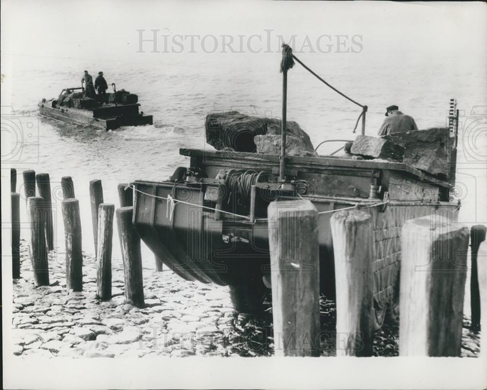 1958 Press Photo Amphibious Vehicles Used To Restore The Sea Defences - Historic Images