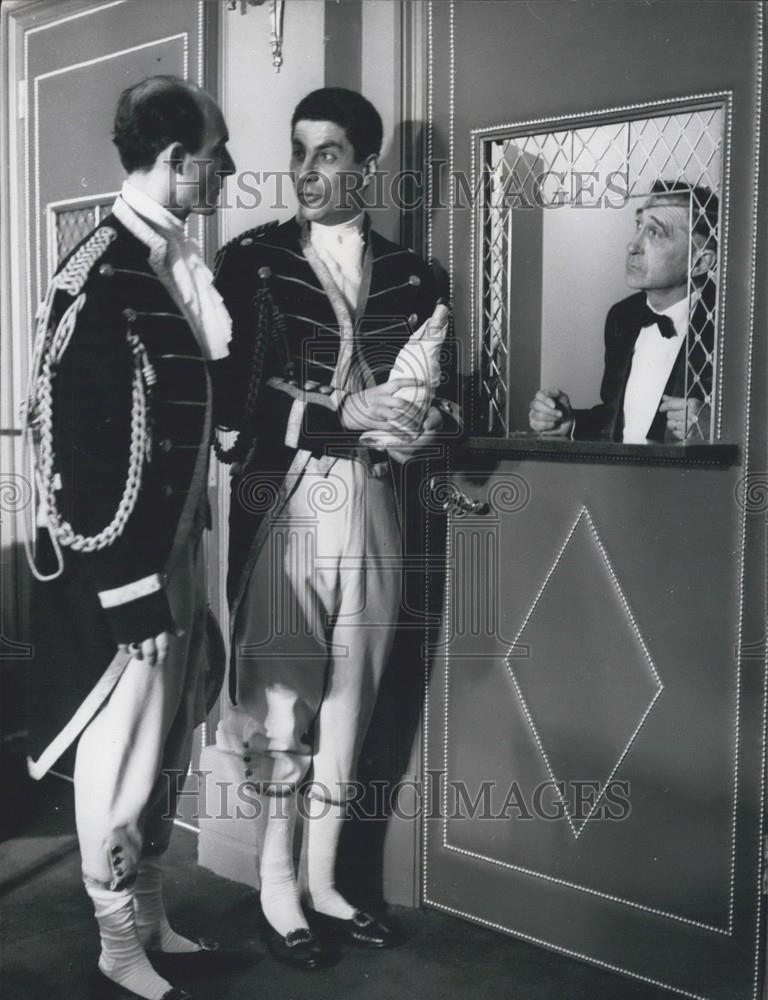 Press Photo S Conference Of Waiters At The Bar. - Historic Images