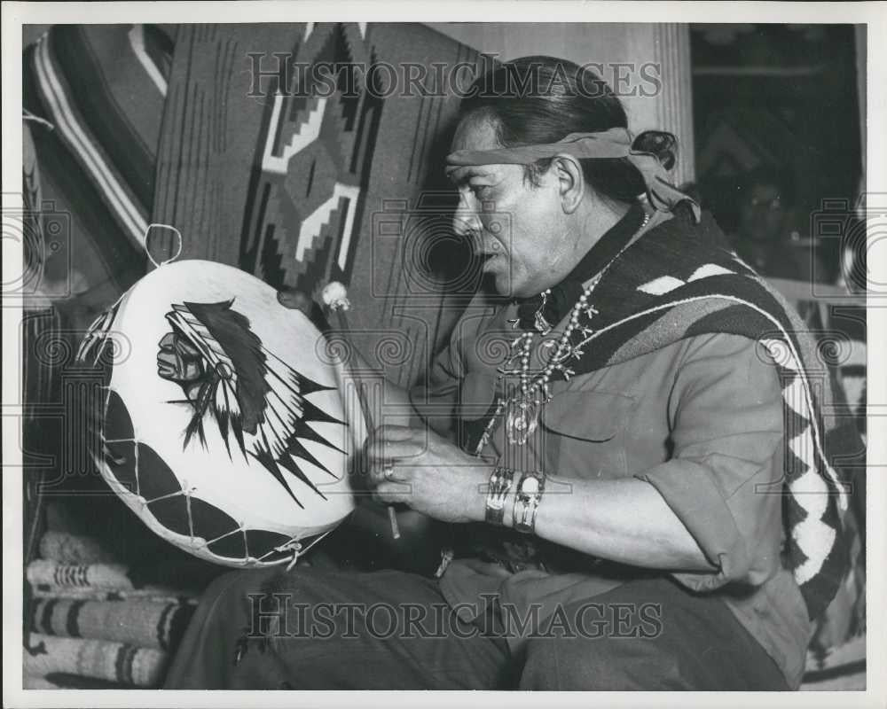 Press Photo Red Indian Chief Hill Canoe who silver smith in 42nd St New York - Historic Images