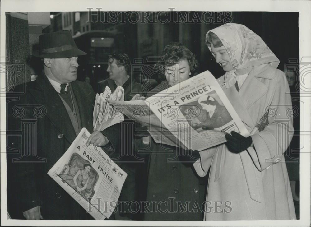 1960 Press Photo English Citizens Read Paper's News about Queen's New Baby - Historic Images