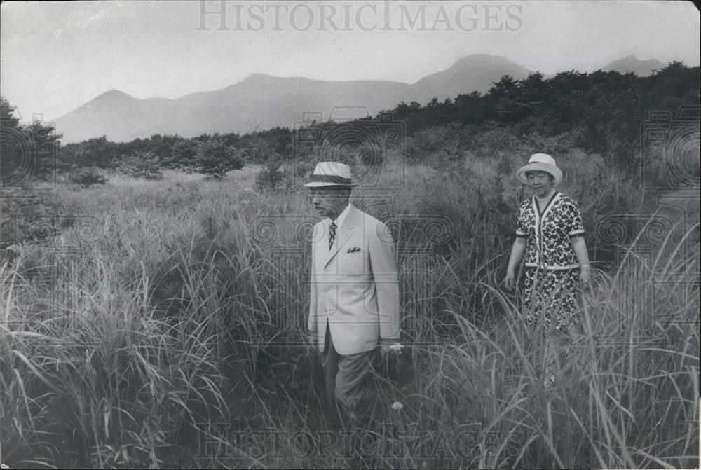 1973 Press Photo Emperor And The Empress Vacation In Nasu Villa - Historic Images