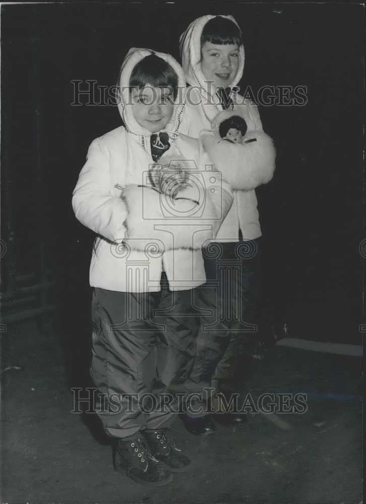 1959 Press Photo Arrives at Waterloo-Family Returning to Newcastle Youngsters - Historic Images