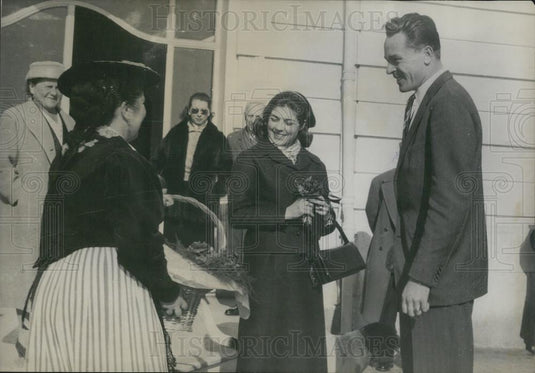 1957 Press Photo French Princess Helen Count Limburg On Honeymoon French Riviera - Historic Images