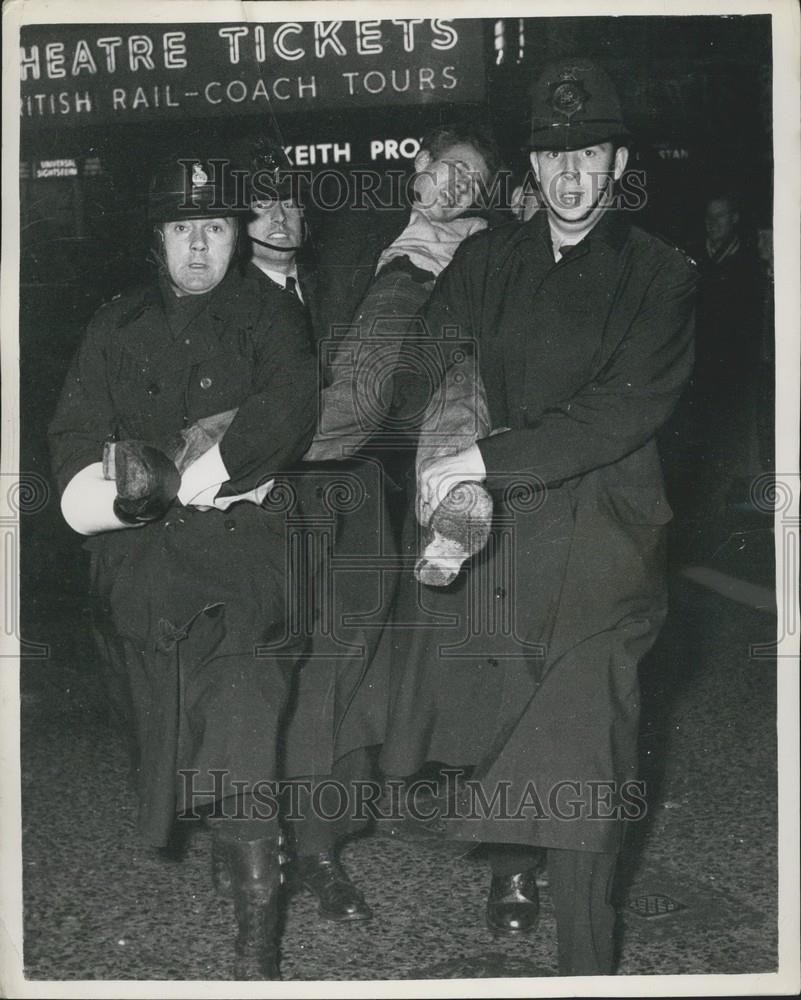 1958 Press Photo 110 Firework Rioters Arrested In London - Historic Images