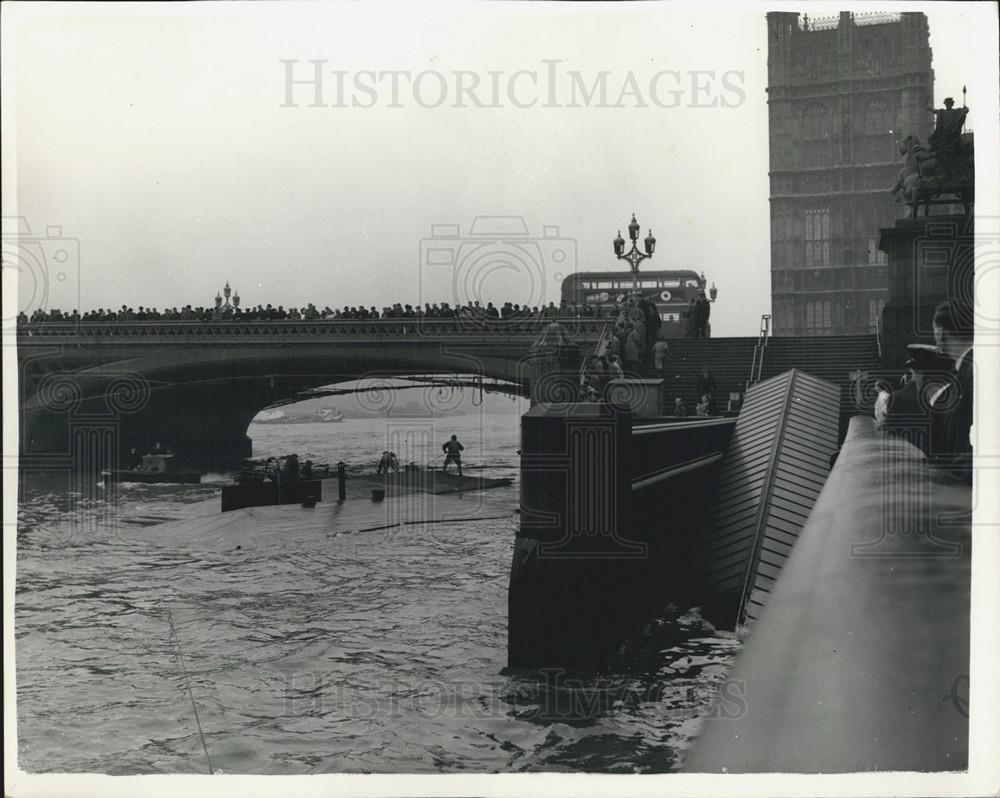 1955 Press Photo Thames Embankment as Crowds from Westminster Bridge Watch - Historic Images