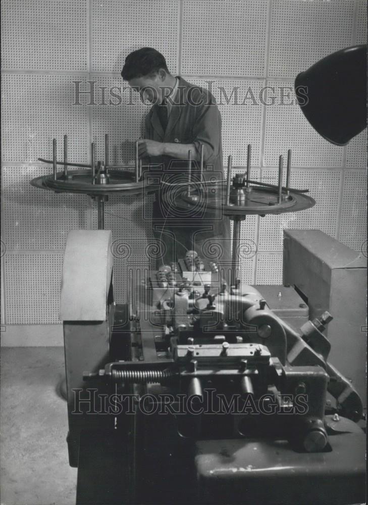 Press Photo Park Royal Factory cutting wire for ballpoint pens - Historic Images