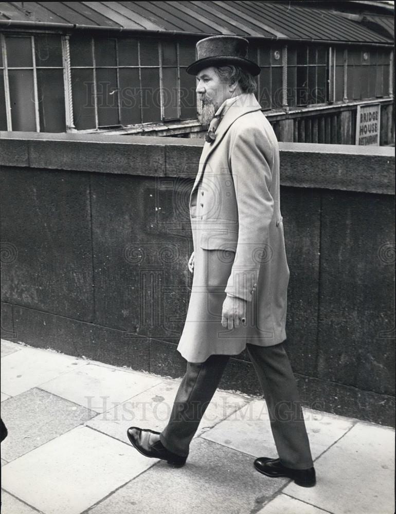 Press Photo Dickens Film Actor Michaels Redgrave Walking Scene - Historic Images