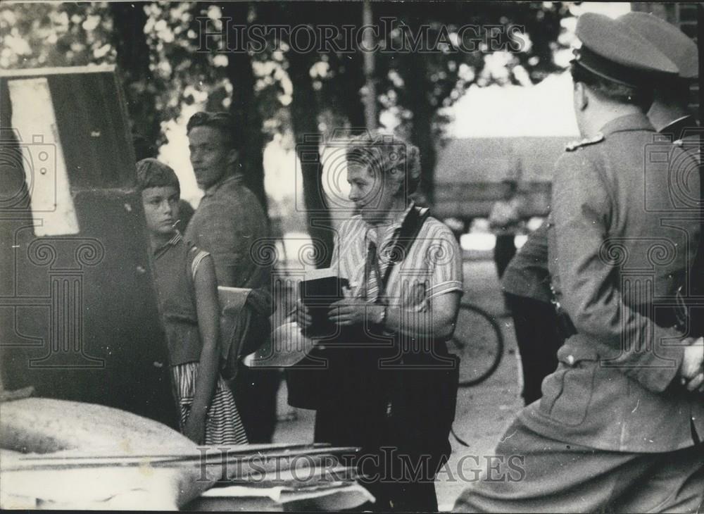 1961 Press Photo East Berlin evacuates border buildings: - Historic Images