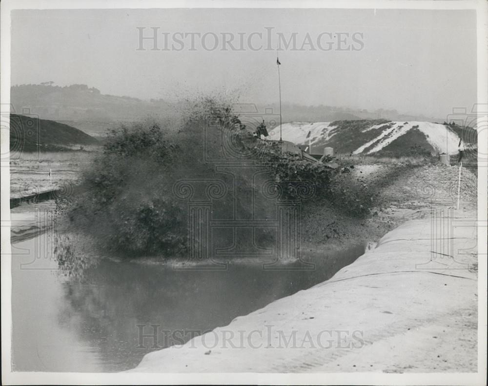 Press Photo Army's range of armoured vehicles,Centurion Mk 8 tanks - Historic Images