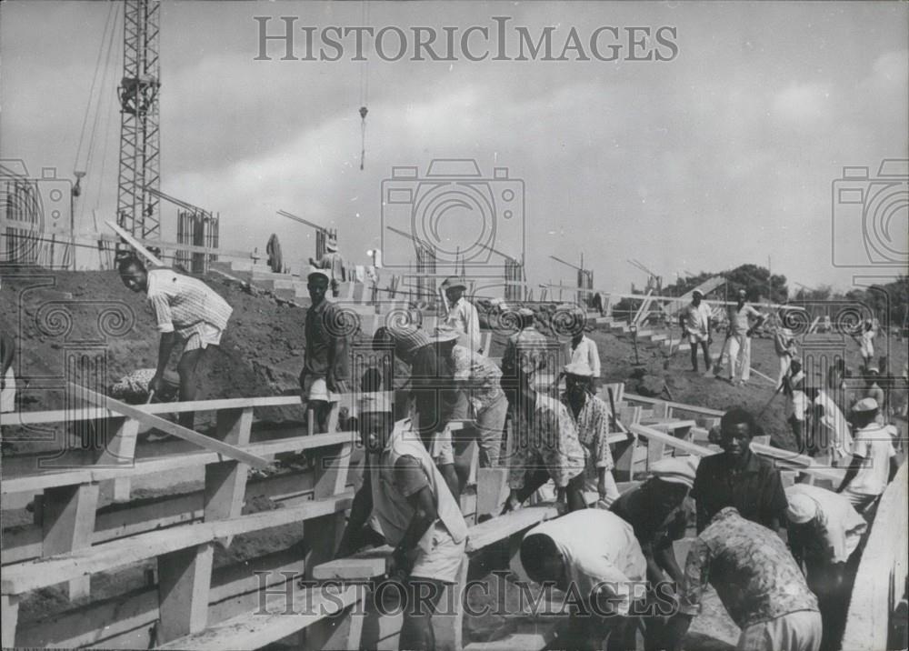 1962 Press Photo The construction of a huge Guinea national stadium - Historic Images