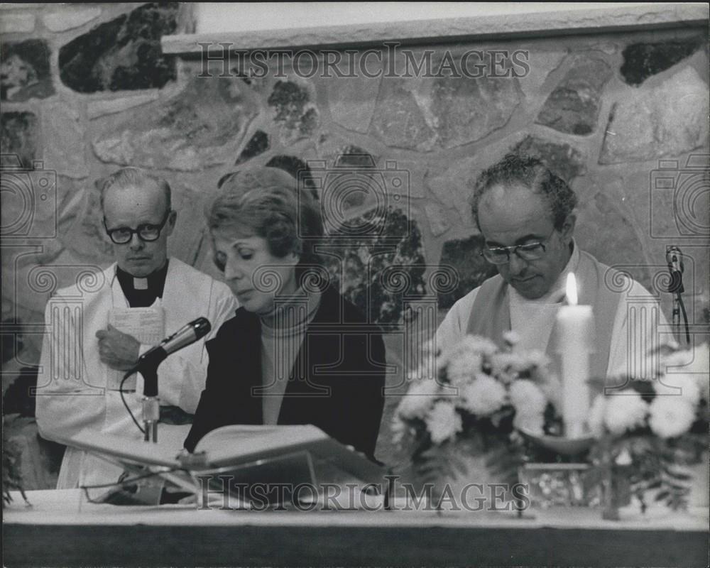 Press Photo Julia Quinlan with a priest &amp; Father Trapasso - Historic Images