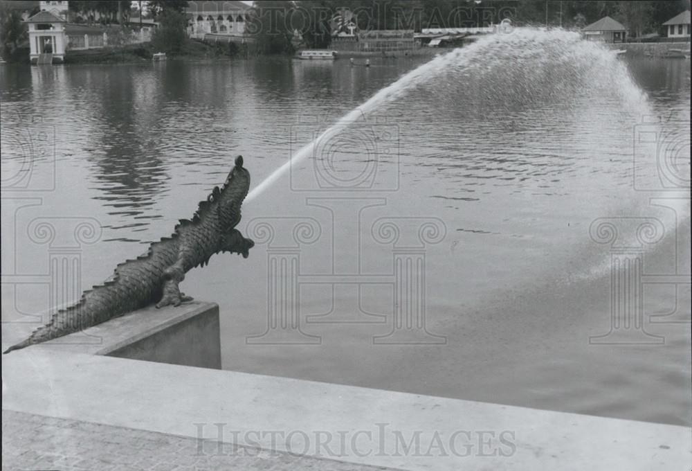 Press Photo Water Shooting Out Of Crocodile Statue's Mouth Kuching - Historic Images