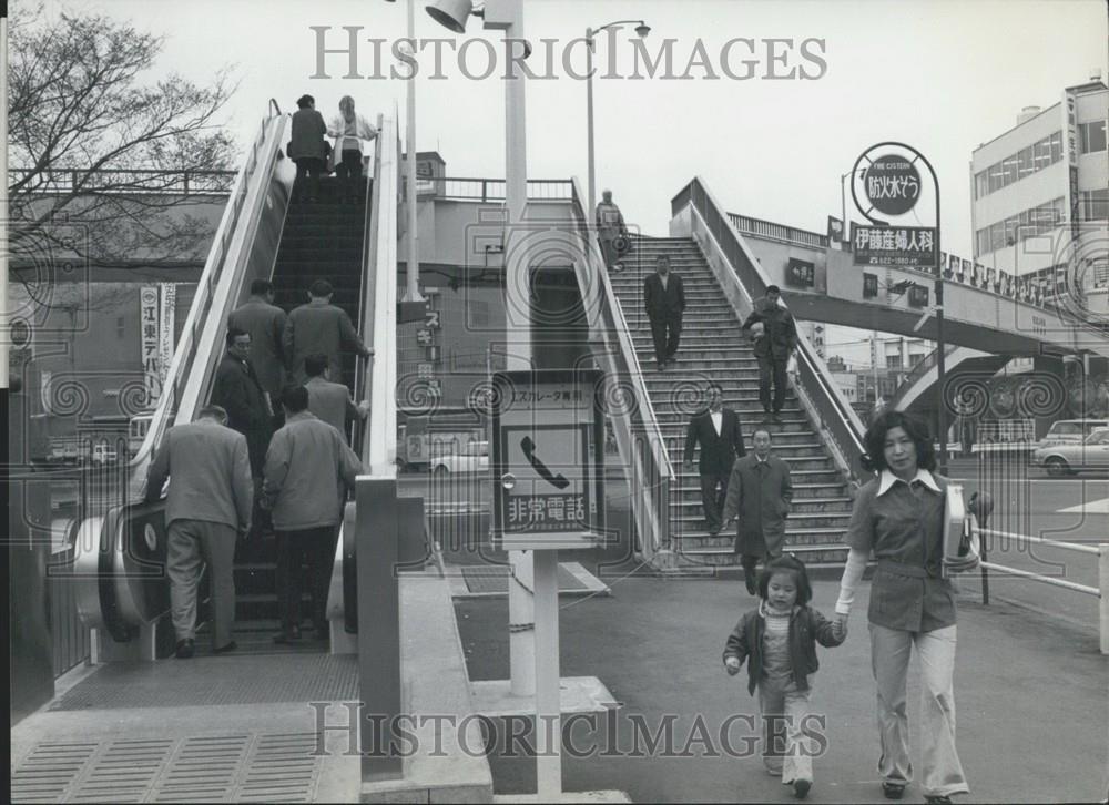 1976 Press Photo  Tokyo&#39;s first pedestrian escalator - Historic Images