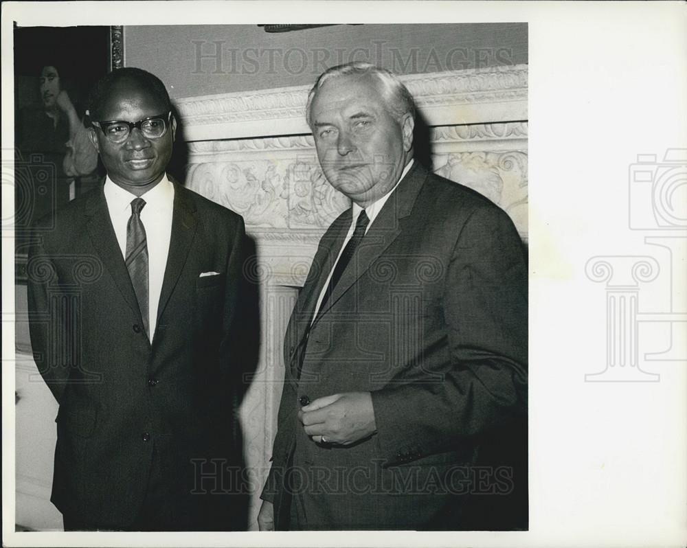 1969 Press Photo PM Duada Jawara Of Gambia In London With Harold Wilson - Historic Images