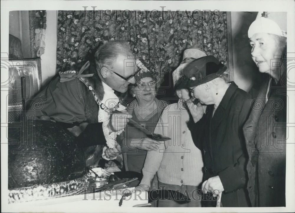 1961 Press Photo Sir Frederick Hoare the Lord Mayor at the Three Snore Club for - Historic Images