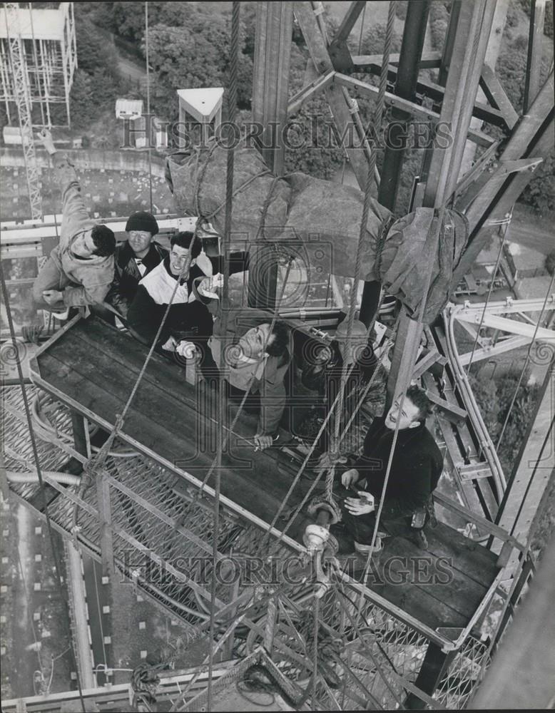 Press Photo people high up on scaffolding - Historic Images