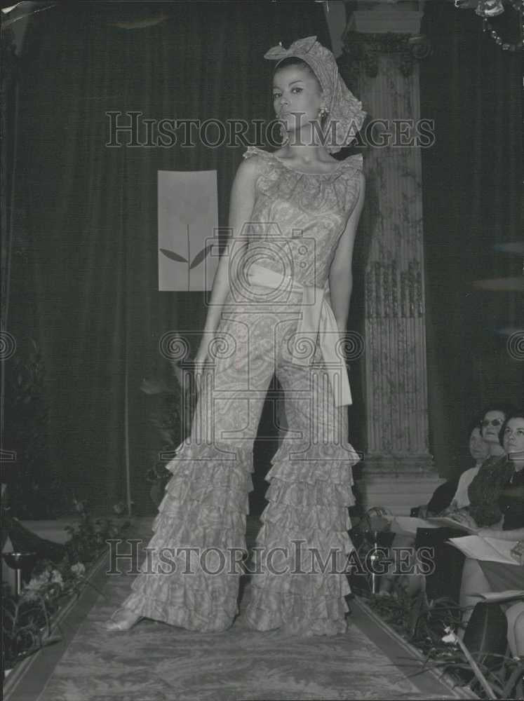 1966 Press Photo Boutique Show Opens - A Boutique Show Opened in a Paris Hotel - Historic Images