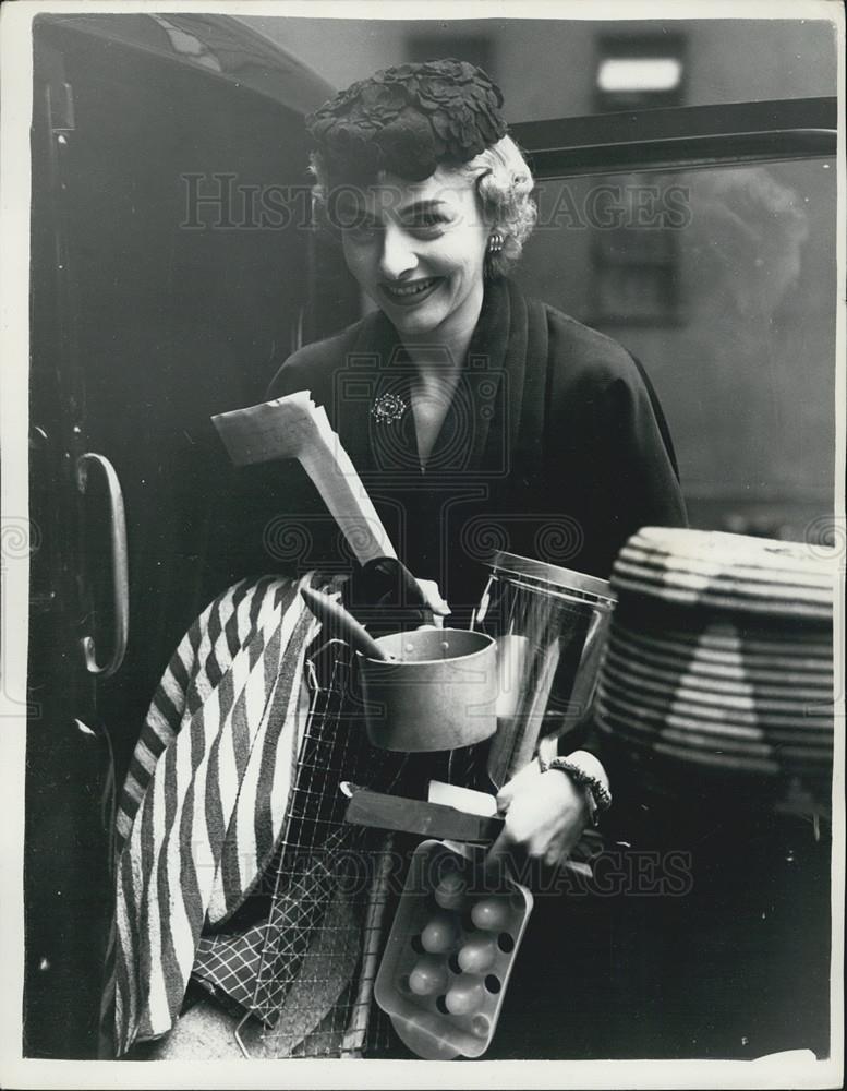 1954 Press Photo Jacqueline Rose laden with kitchen utensils - Historic Images