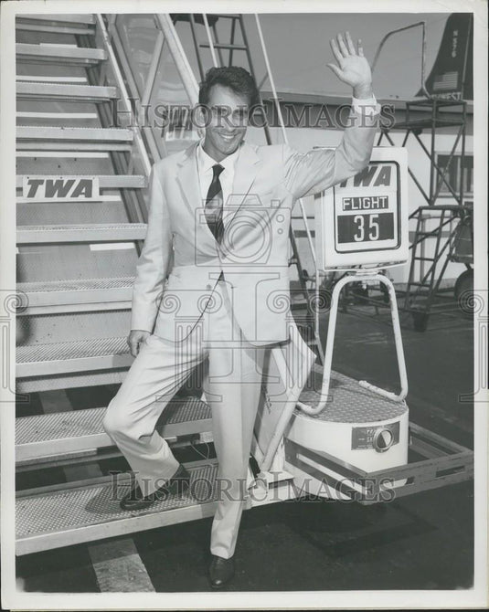 Press Photo Italian Comedian Walter Chiari Leaving Plane From Los Angeles - Historic Images