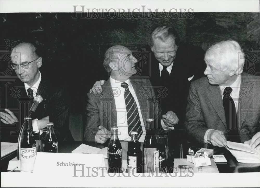 Press Photo Industry And Trade At One Desk - Historic Images