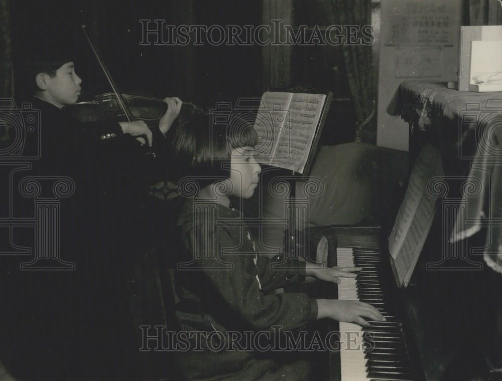 Press Photo Child Prodigies playing piano - Historic Images