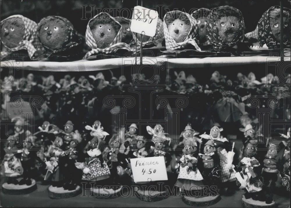 1963 Press Photo Prune Couples Market Wives Coconut Munich Christmas Market - Historic Images