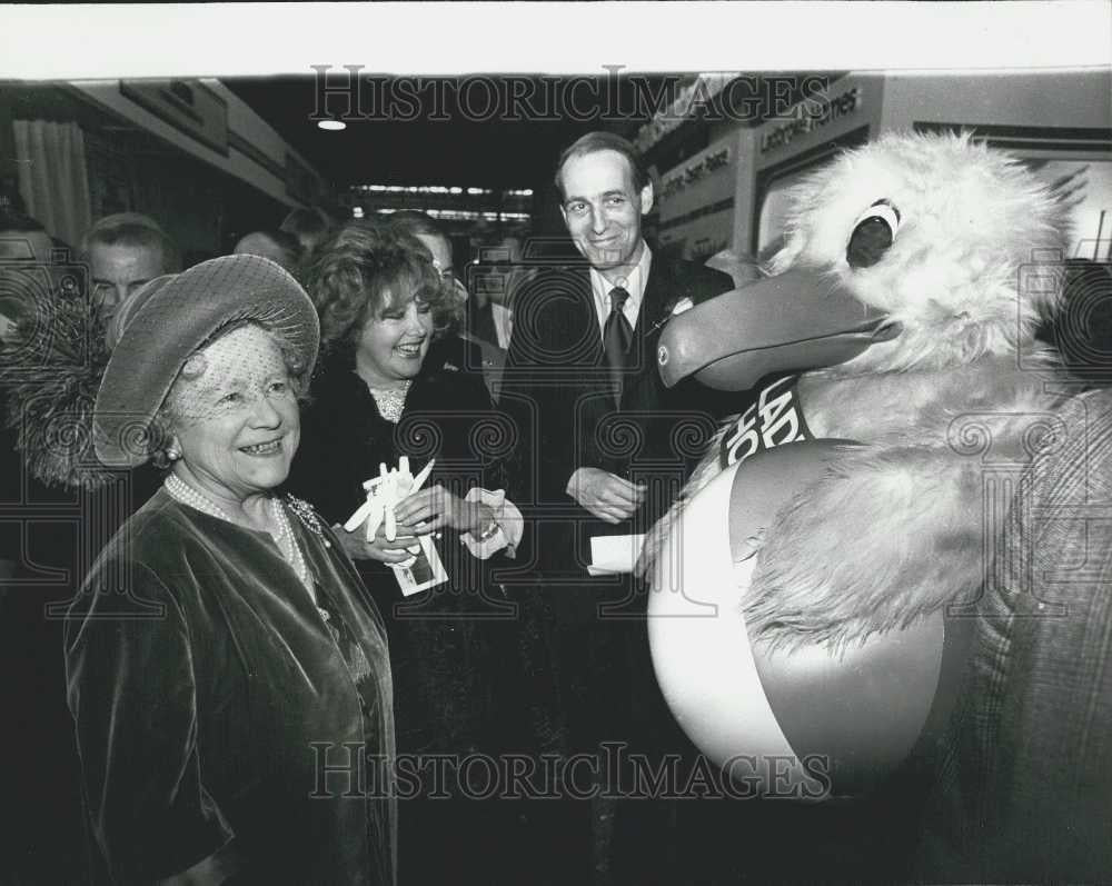 1976 Press Photo Queen Mother Visits the Ideal Home Exhibition - Historic Images