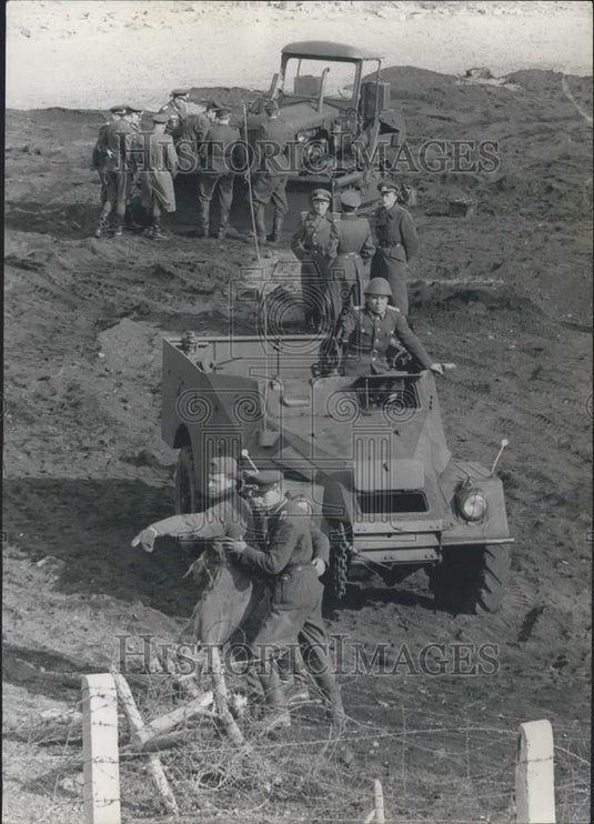1963 Press Photo Eastherlin soldier escaped to Westherlin - Historic Images