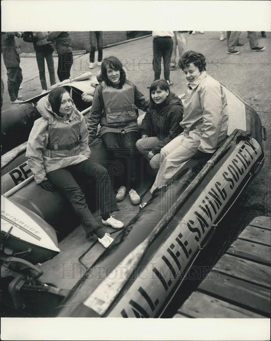 1970 Press Photo Thames River Rescue Service Family In Raft Lifeguards - Historic Images