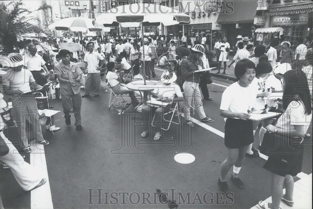 Press Photo Artists Sketch Ginza Thoroughfare Tokyo Traffic Banned - Historic Images