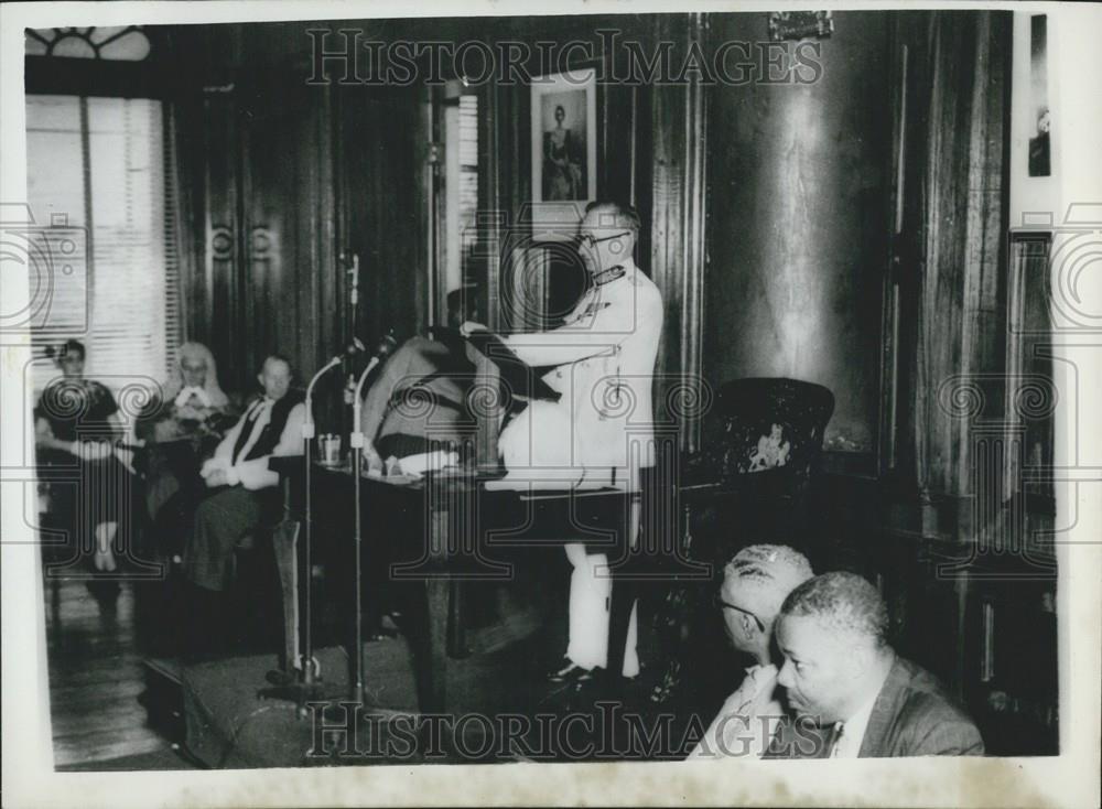 Press Photo Governor Sir Alfred Savage reads the Commission Report to ...