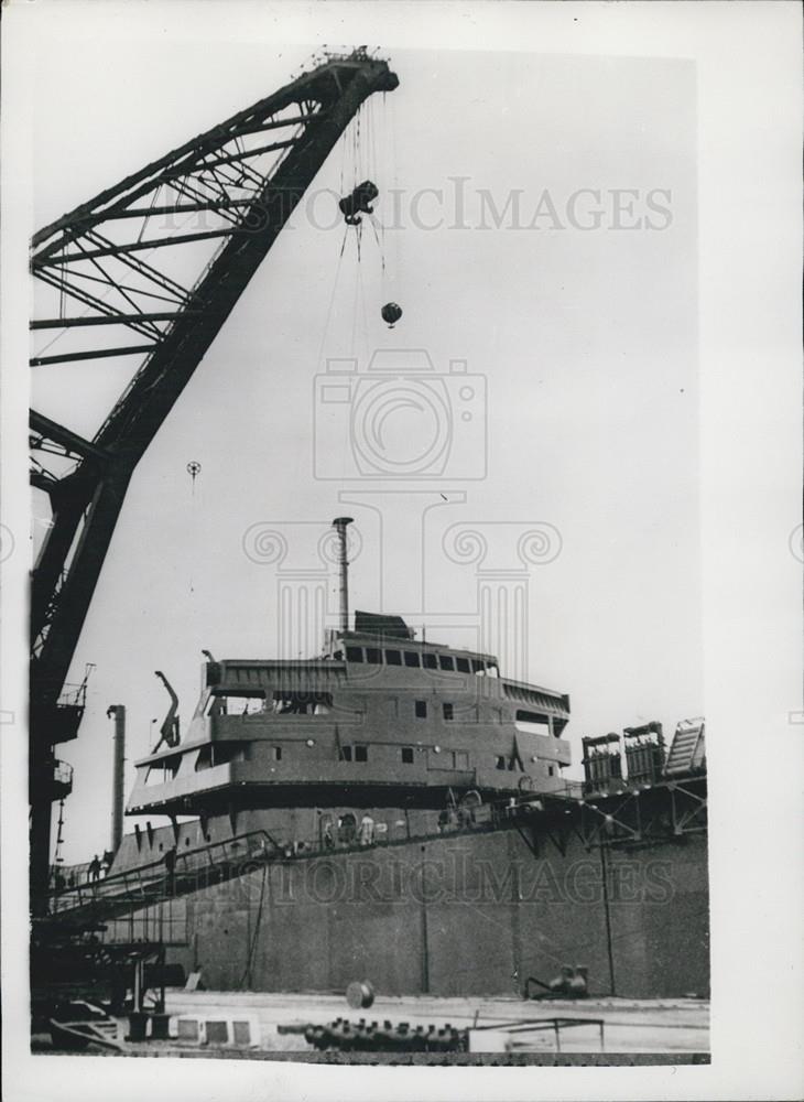 1958 Press Photo Crane Hoisting Central Part Of Oil Tanker St Remi In France - Historic Images